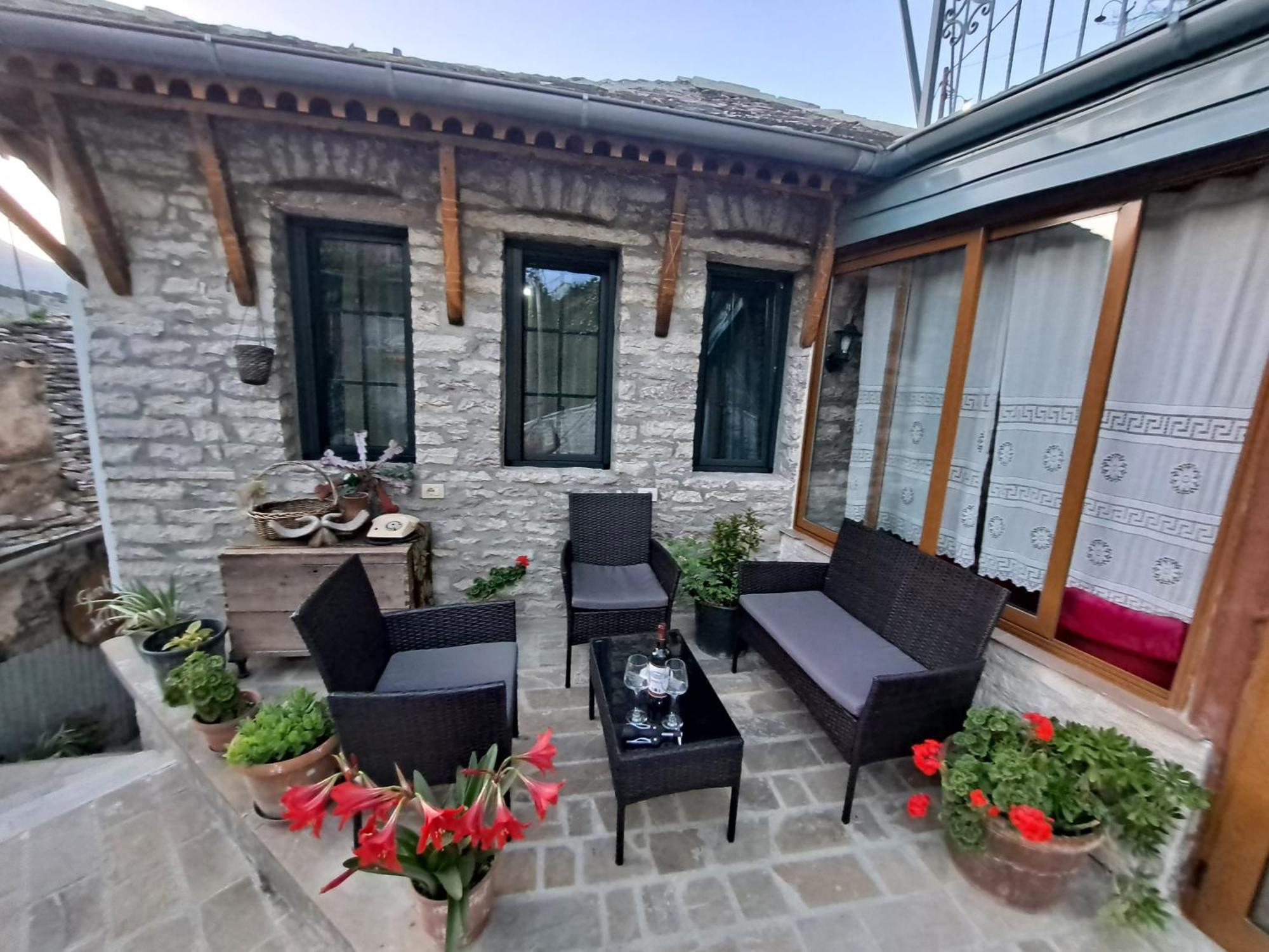 "Villa 70" Guesthouse Gjirokastër Buitenkant foto