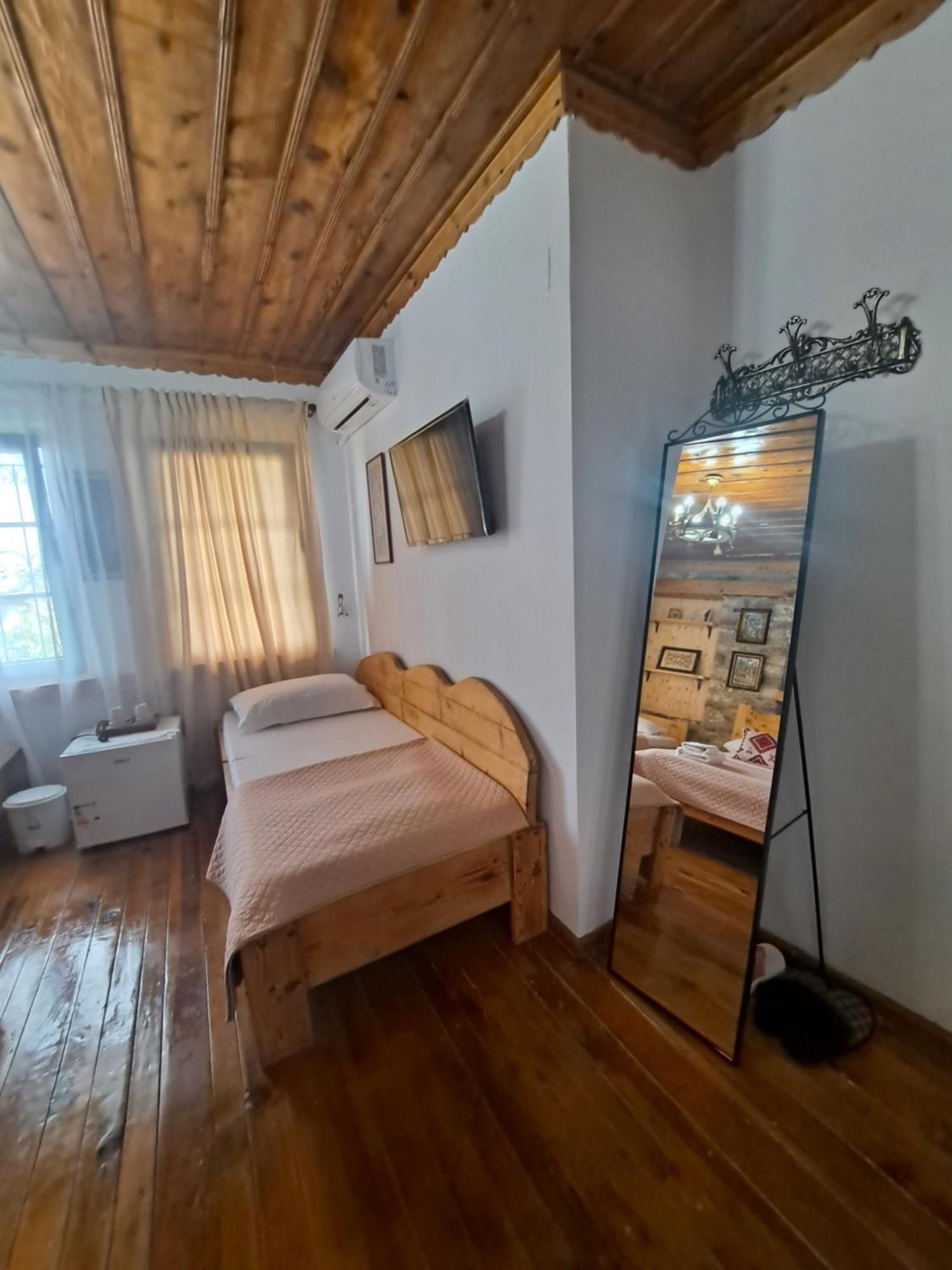 "Villa 70" Guesthouse Gjirokastër Buitenkant foto